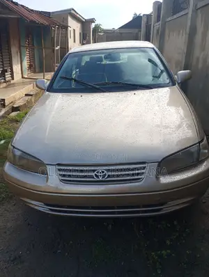 Toyota Camry LE 4dr Sedan (2.2L 4cyl 4A) 2000 Gold