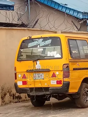 Toyota HiAce 2001 Yellow