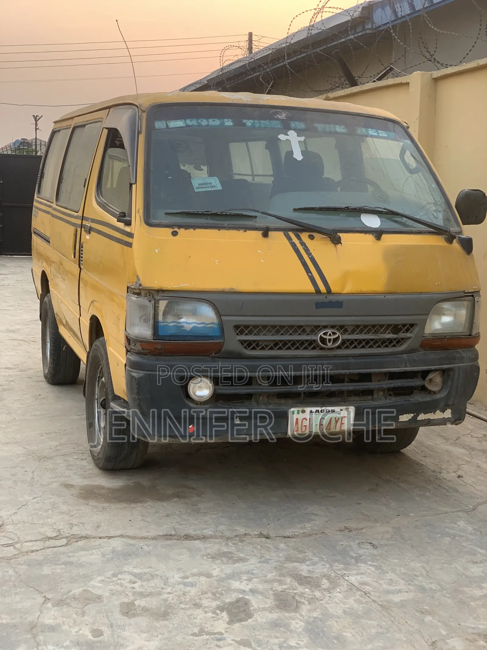 Toyota HiAce 2001 Yellow