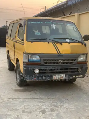 Toyota HiAce 2001 Yellow