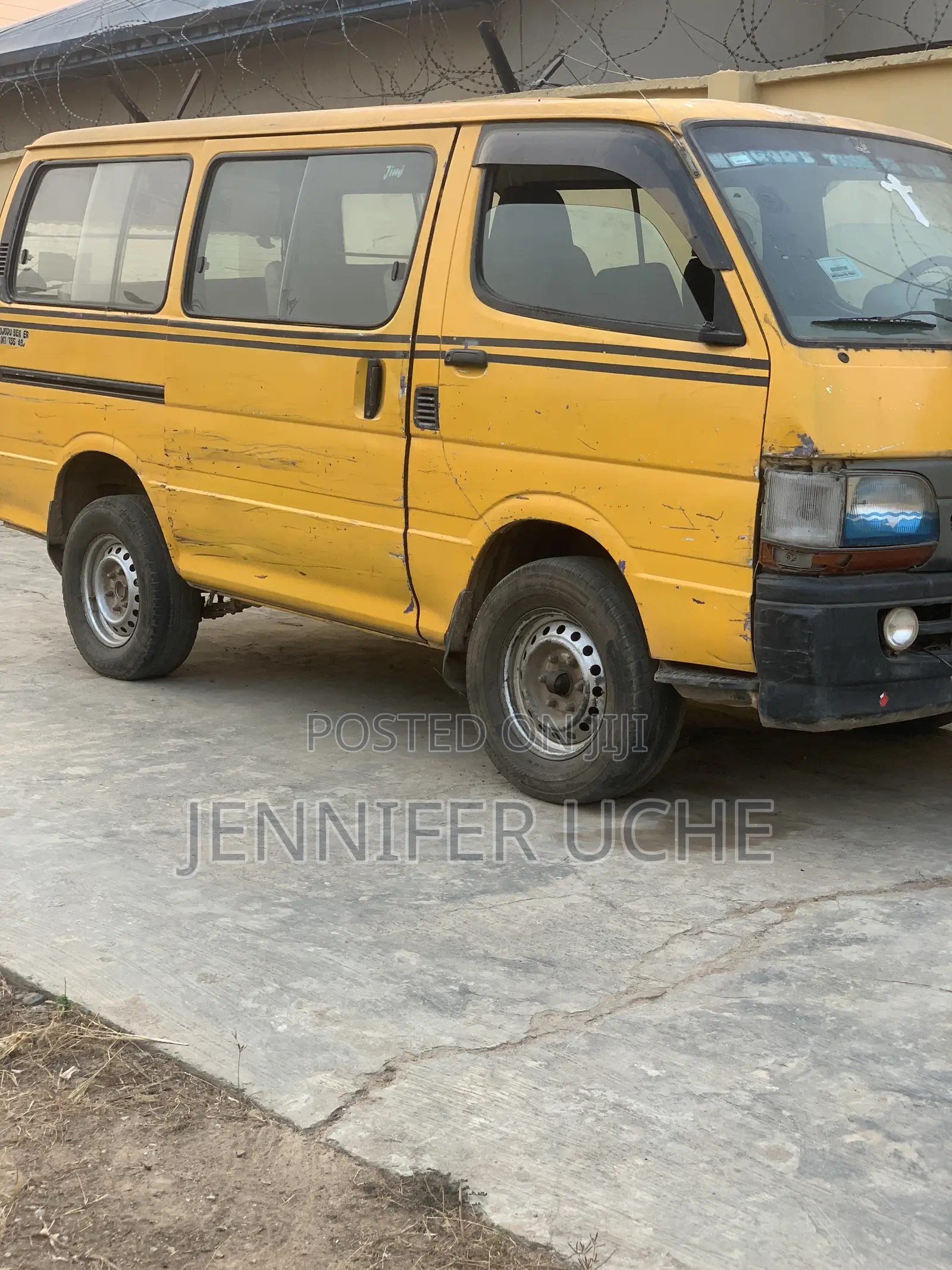 Toyota HiAce 2001 Yellow
