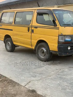 Toyota HiAce 2001 Yellow