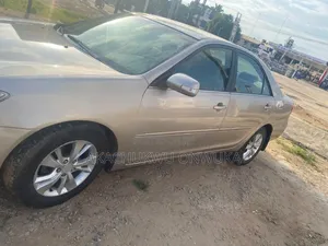 Toyota Camry 2005 Gold