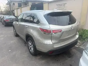 Toyota Highlander XLE 4dr SUV AWD (3.5L 6cyl 6A) 2015 Gold
