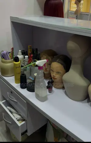 Quality Wig Shelf