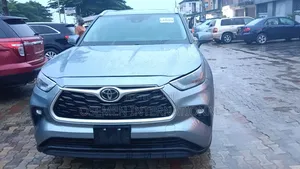 Toyota Highlander XLE 2022 Blue
