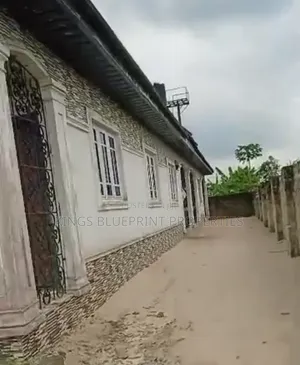 3bdrm Bungalow in Ughrughelli Road, Warri for sale