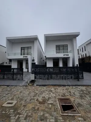 5bdrm Duplex in Chevron for sale