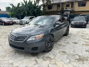 Toyota Camry XLE 4dr Sedan (2.5L 4cyl 6A) 2011 Gray