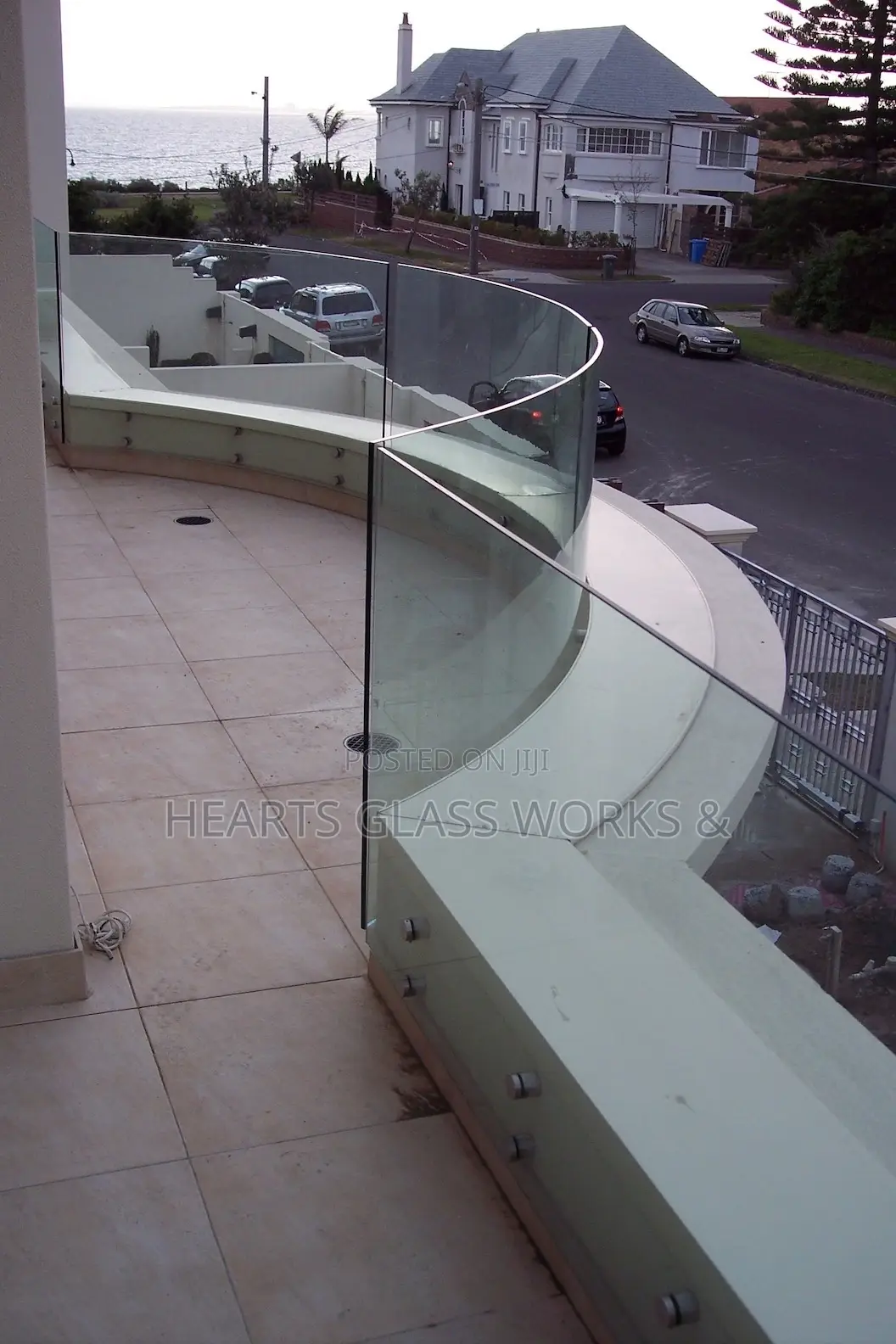 10mm Curved Glass Installed With Rust-Free Metal