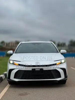 Toyota Camry SE 2025 White