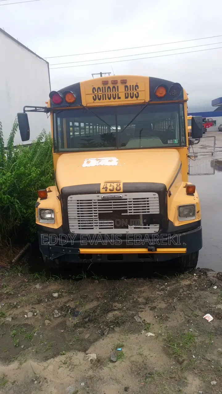 Freightliner C2 2007 Yellow