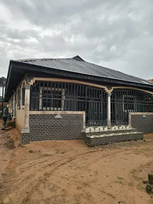 6bdrm Bungalow in Briansbrain, Benin City for sale
