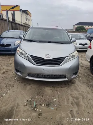 Toyota Sienna 2011 Silver