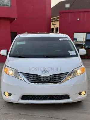 Toyota Sienna XLE AWD 7-Passenger 2013 White