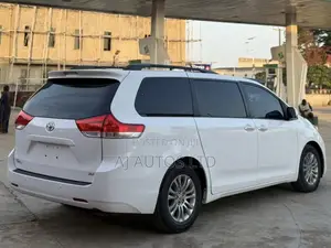 Toyota Sienna XLE AWD 7-Passenger 2013 White