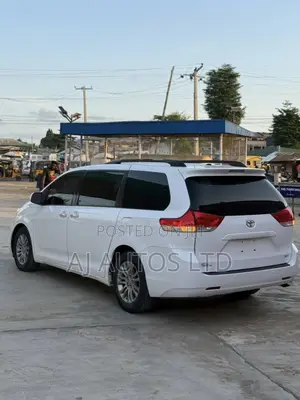 Toyota Sienna XLE AWD 7-Passenger 2013 White