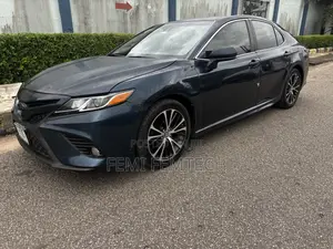 Toyota Camry SE FWD (2.5L 4cyl 8AM) 2018 Blue