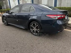 Toyota Camry SE FWD (2.5L 4cyl 8AM) 2018 Blue
