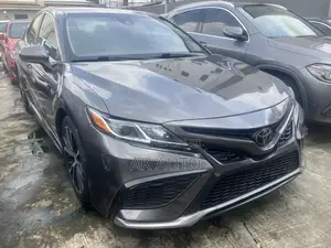 Toyota Camry SE (2.5L 4cyl 8A) 2019 Gray