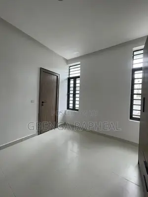 3bdrm Block of Flats in Osapa London, Lekki for sale