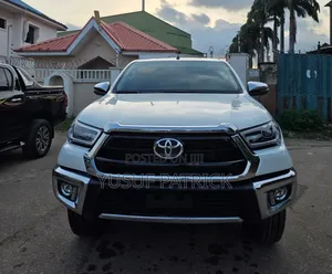 Toyota Hilux 2022 White