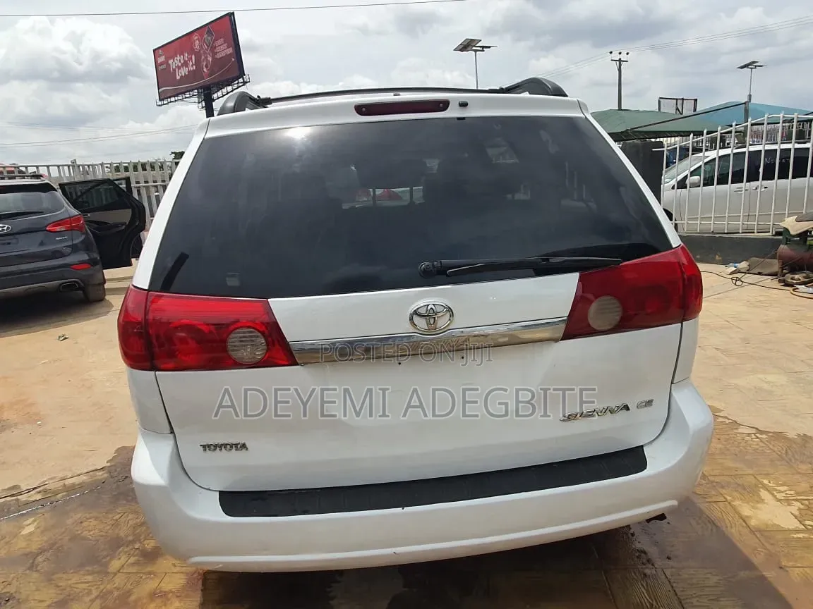Toyota Sienna 2006 White