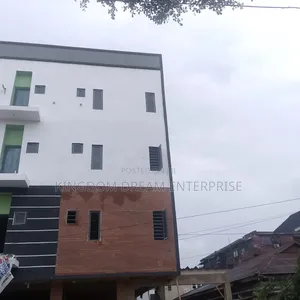 3bdrm Apartment in Yaba, Adekunle for rent