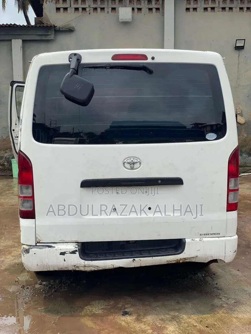 Toyota HiAce 2010 White