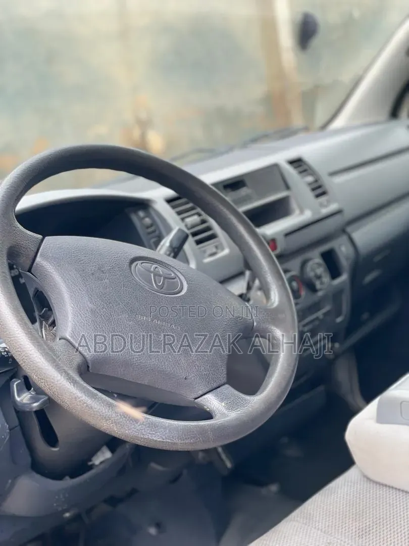 Toyota HiAce 2010 White