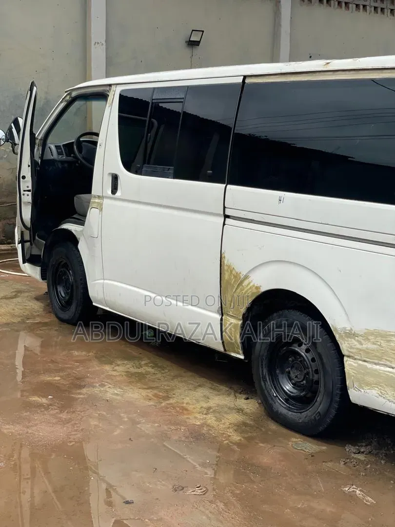 Toyota HiAce 2010 White