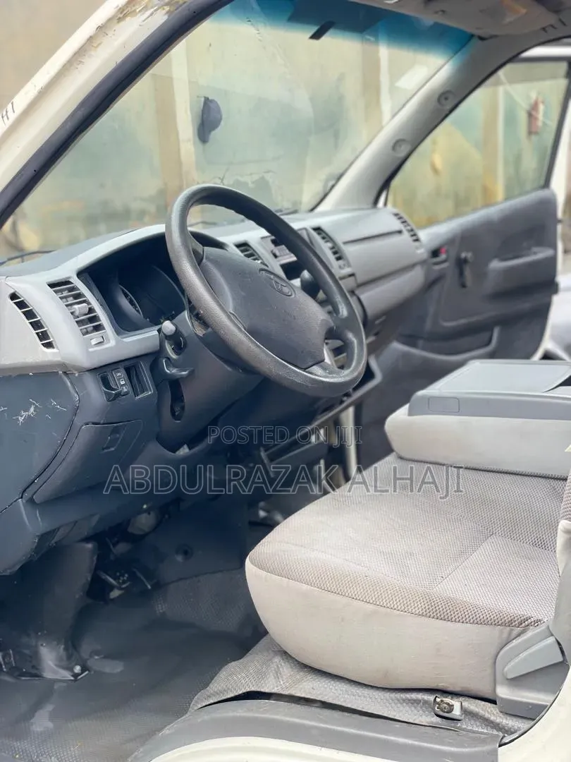Toyota HiAce 2010 White
