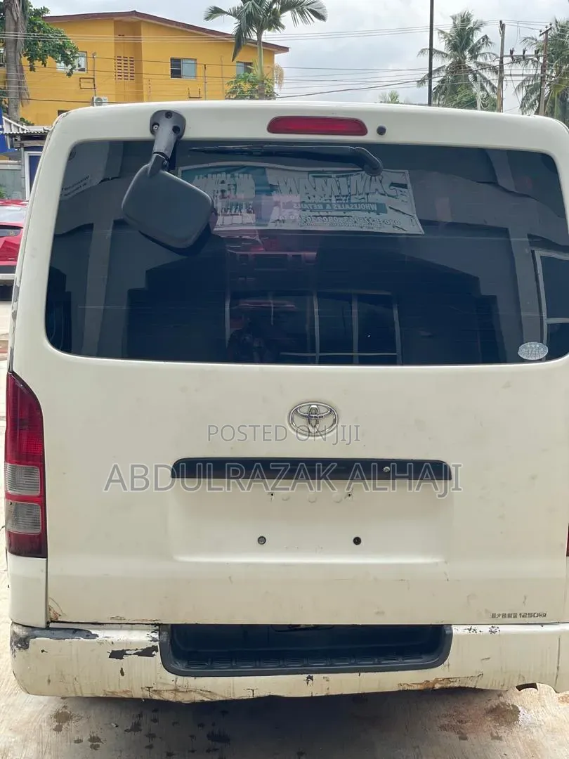 Toyota HiAce 2010 White