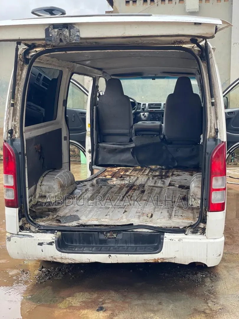 Toyota HiAce 2010 White