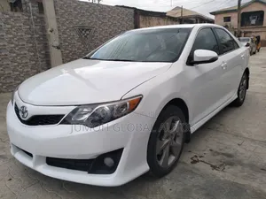 Toyota Camry SE 4dr Sedan (2.5L 4cyl 6A) 2013 White