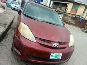 Toyota Sienna 2005 Red