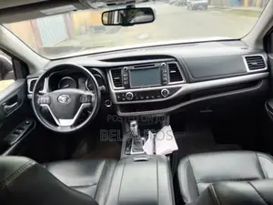 Toyota Highlander XLE V6 4x4 (3.5L 6cyl 6A) 2016 Gold