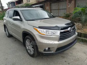Toyota Highlander XLE V6 4x4 (3.5L 6cyl 6A) 2016 Gold