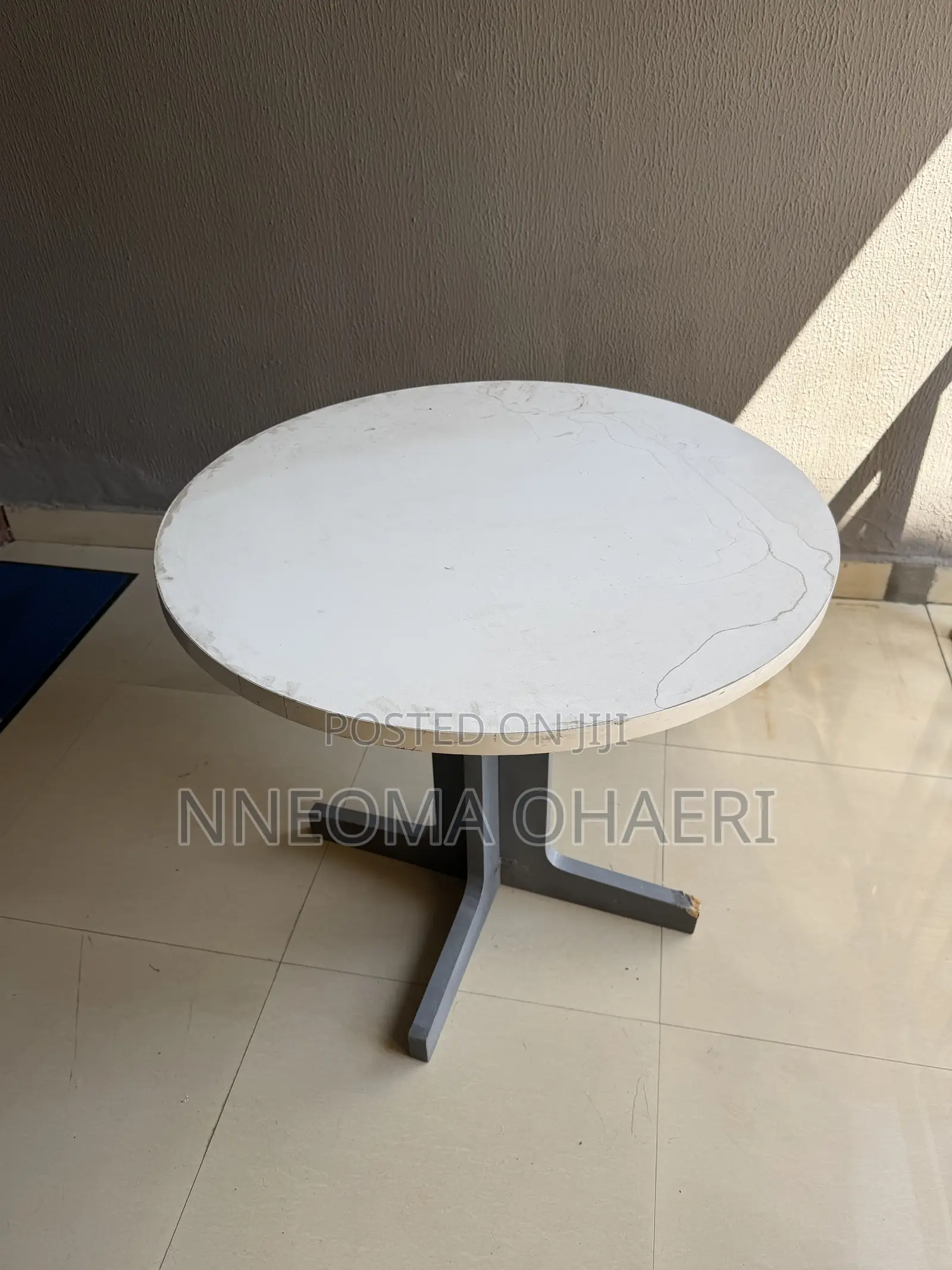 Round Reading Table