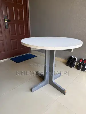 Round Reading Table