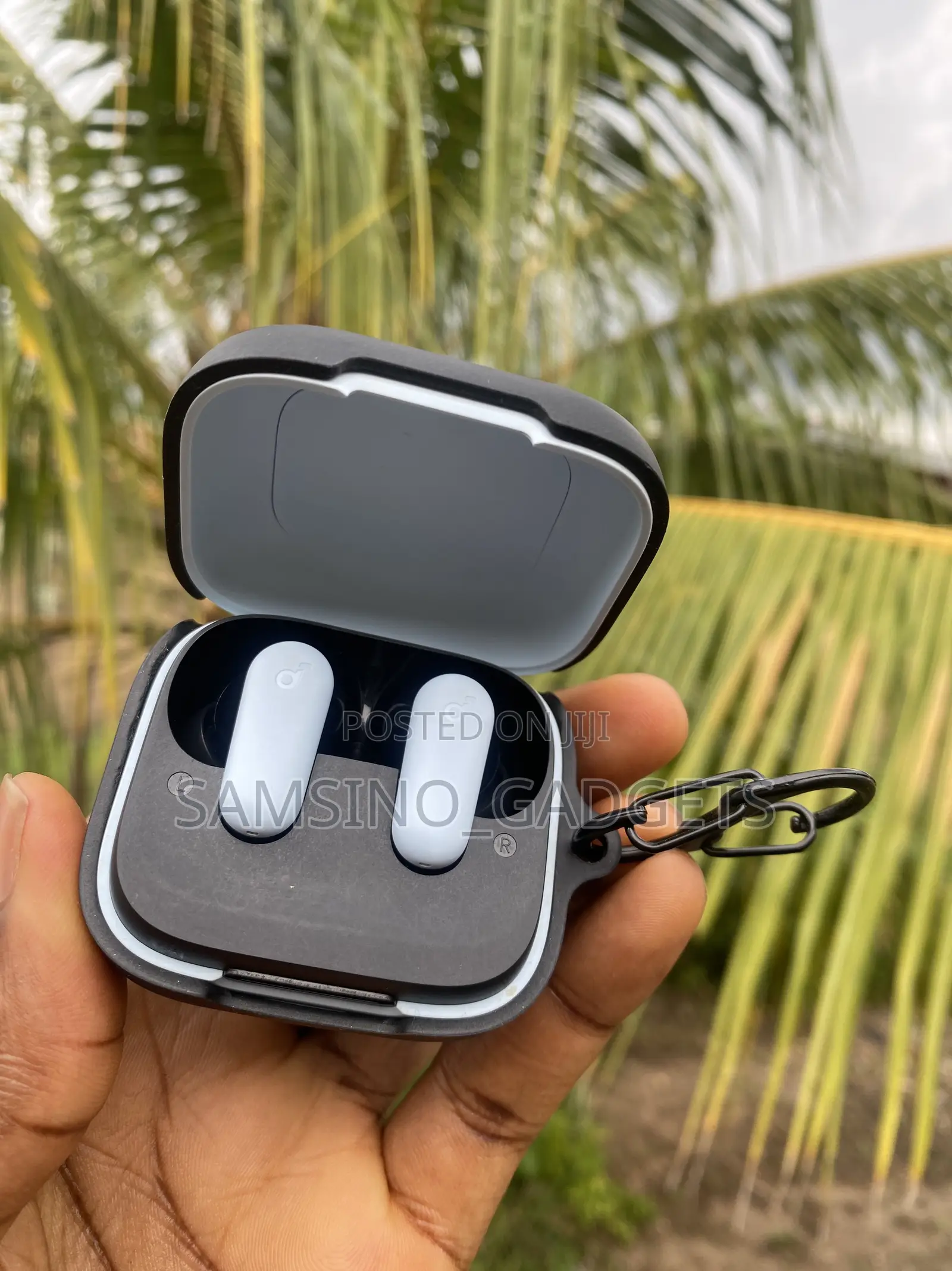 Soundcore R50i Nc Comes With Protective Case.
