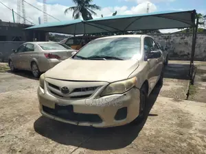Toyota Corolla 2012 Gold