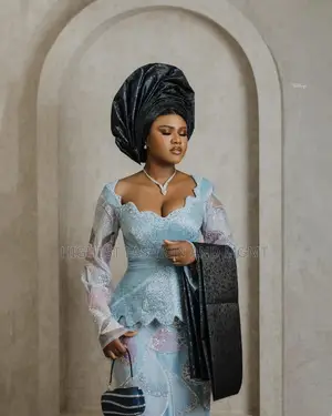 Elite Swirl-Patterned Pastel Blue Bridal Set With Matching Ipele