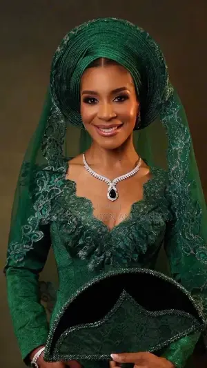 Luxury Ruffled v-Neck Emerald Bridal Dress With Embroidered Train