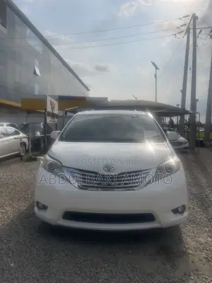 Toyota Sienna XLE 8 Passenger 2012 White