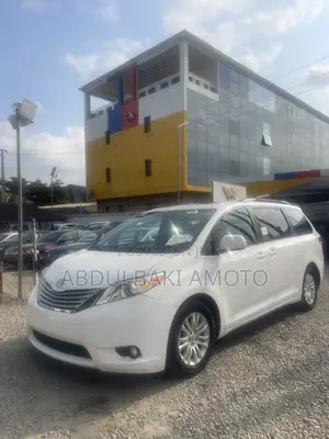 Toyota Sienna XLE 8 Passenger 2012 White