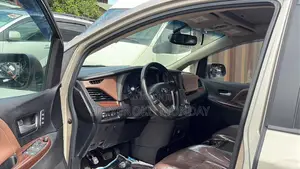Toyota Sienna 2016 Gold