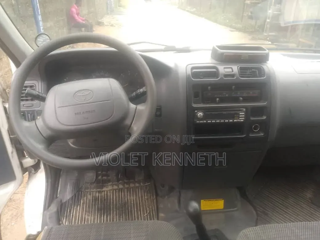 Toyota HiAce 2002 White