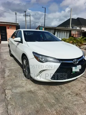 Toyota Camry SE w/Special Edition Pkg (2.5L 4cyl 6A) 2016 White