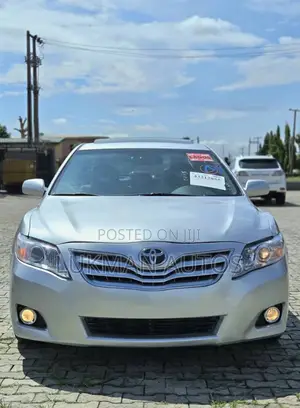 Toyota Camry XLE 4dr Sedan (2.5L 4cyl 6A) 2011 Silver